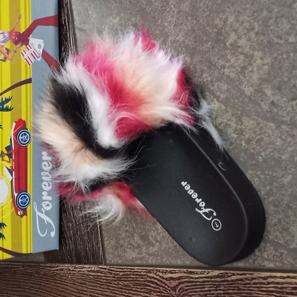 Black red Slipers - Picture 2 of 6